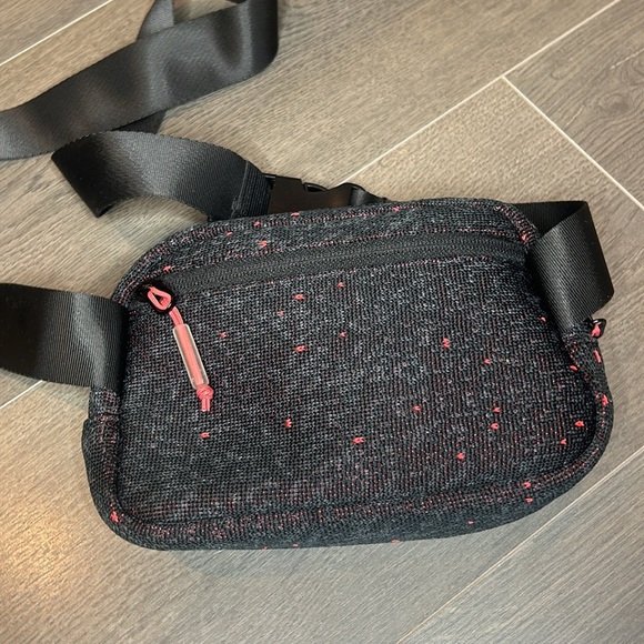 ZYIA Active Black Speckled Crossbody Bag - Picture 7 of 11